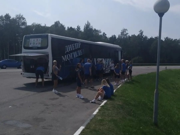 Женская команда «Днепра» занялась автостопом, чтобы добраться на матч в Брест – к стартовому свистку все-таки успели и даже крупно победили