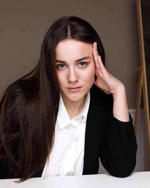 Много фото в купальниках (но есть и пара скромниц), отличная фигура после родов и тайна чемпиона. Как выглядят жены и подруги молодых топов белфутбола и хоккея