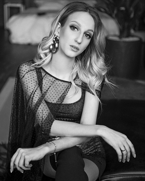 Много фото в купальниках (но есть и пара скромниц), отличная фигура после родов и тайна чемпиона. Как выглядят жены и подруги молодых топов белфутбола и хоккея