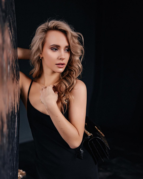 Много фото в купальниках (но есть и пара скромниц), отличная фигура после родов и тайна чемпиона. Как выглядят жены и подруги молодых топов белфутбола и хоккея