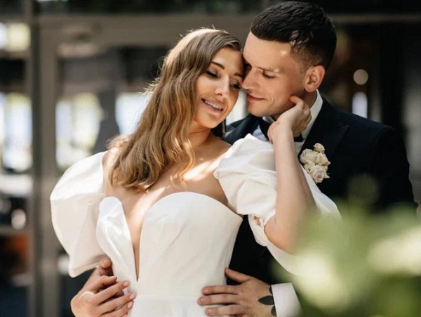 Давно мы просто не смотрели свежие фотосеты из белспорта: свадьба гандболистки с мнением, Стасевичи в ванне и схожие локации совсем разных женщин