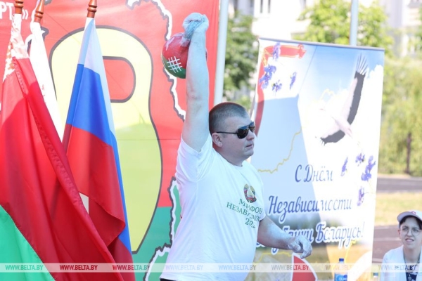 ФОТОФАКТ: Попытка установить рекорд в одном из упражнений гиревого спорта