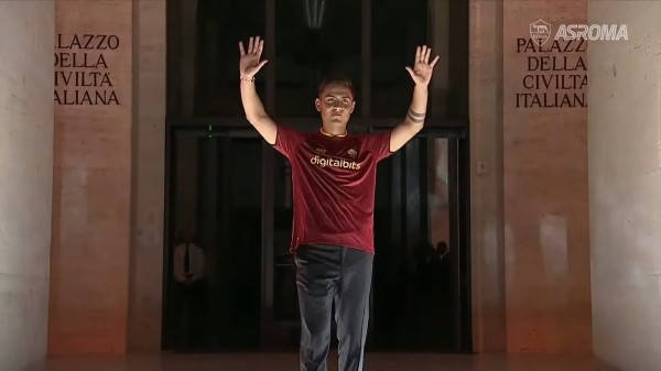 🤩 Королевский прием Дибалы в Риме: ночь, тысячи фанатов с файерами и световое шоу на «Квадратном Колизее»