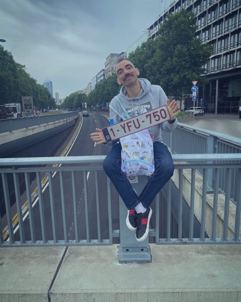 Работает в ресторане, волонтерил для украинцев, угадал с подарком Брежневой. Как дела у фаната из Бреста, покинувшего Беларусь вместо стукачества