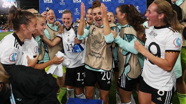 Футболистки Германии вышли в финал чемпионата Европы