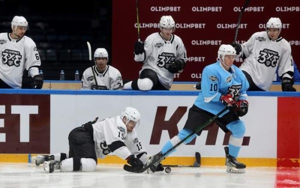 Хоккей. Вице-президент КХЛ о турнире "3 на 3": продукт направлен на более молодую аудиторию, которой тяжело высидеть 2,5 часа у телевизора
Хоккей. Вице-президент КХЛ о турнире "3 на 3": продукт направлен на более молодую аудиторию, которой тяжело высидеть 2,5 часа у телевизора