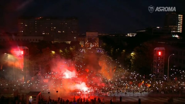🤩 Королевский прием Дибалы в Риме: ночь, тысячи фанатов с файерами и световое шоу на «Квадратном Колизее»