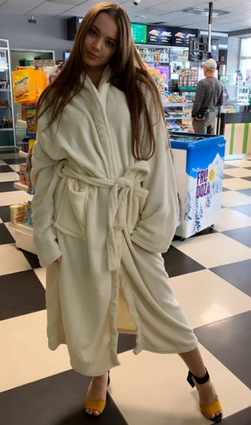 Много фото в купальниках (но есть и пара скромниц), отличная фигура после родов и тайна чемпиона. Как выглядят жены и подруги молодых топов белфутбола и хоккея