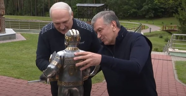 Даритель статуи хоккеиста Лукашенко получил массовые протесты из-за правок Конституции – начали жестко давить (18 погибших), но все же пошли на уступки