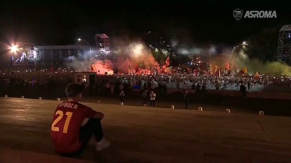 🤩 Королевский прием Дибалы в Риме: ночь, тысячи фанатов с файерами и световое шоу на «Квадратном Колизее»