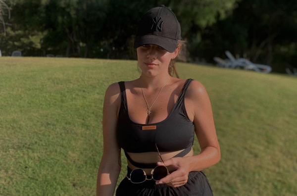 Много фото в купальниках (но есть и пара скромниц), отличная фигура после родов и тайна чемпиона. Как выглядят жены и подруги молодых топов белфутбола и хоккея