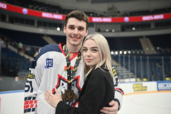 Много фото в купальниках (но есть и пара скромниц), отличная фигура после родов и тайна чемпиона. Как выглядят жены и подруги молодых топов белфутбола и хоккея