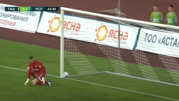 Футбол. Курьезная ошибка голкипера Дмитрия Дударя, принесшая "Ислочи" три очка в матче с жодинским "Торпедо"
Футбол. Курьезная ошибка голкипера Дмитрия Дударя, принесшая "Ислочи" три очка в матче с жодинским "Торпедо"