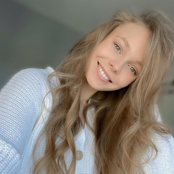 Много фото в купальниках (но есть и пара скромниц), отличная фигура после родов и тайна чемпиона. Как выглядят жены и подруги молодых топов белфутбола и хоккея