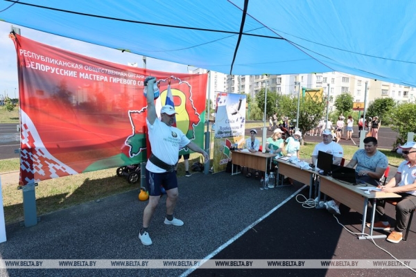 ФОТОФАКТ: Попытка установить рекорд в одном из упражнений гиревого спорта