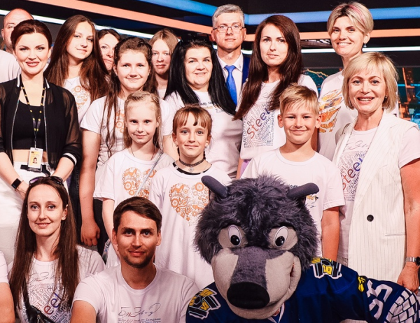 Экс-директор «Гомеля» на день вернулся на госТВ с детьми от БМЗ и маскотом хоккейных чемпионов – экскурсию провела жена силовика центра, глушившего интернет Экс-директор «Гомеля» на день вернулся на госТВ с детьми от БМЗ и маскотом хоккейных чемпионов – экскурсию провела жена силовика центра, глушившего интернет