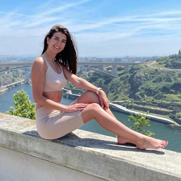 Много фото в купальниках (но есть и пара скромниц), отличная фигура после родов и тайна чемпиона. Как выглядят жены и подруги молодых топов белфутбола и хоккея