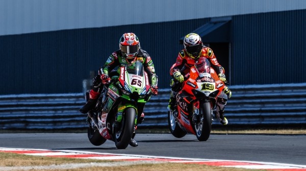 Першы хэт-трык чэмпіёна. Топрак Разгатліоглу дамінаваў на этапе сусветнага Супербайка ў Донінгтане Першы хэт-трык чэмпіёна. Топрак Разгатліоглу дамінаваў на этапе сусветнага Супербайка ў Донінгтане