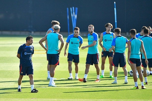 Хави магнитит новичков для «Барсы» – почти все пришли ради тренера. А он мечтает заманить Месси