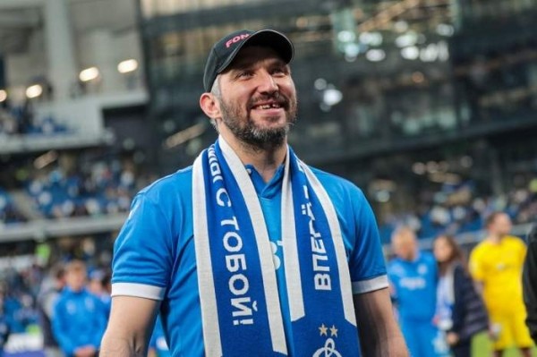 Хоккей.  Александр Овечкин спел часть песни "Крошка моя" во время концерта группы "Руки Вверх!"
 