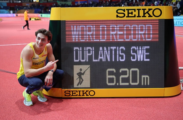 Отец российского шестовика из сборной Беларуси уверяет: сын бежит круче суперчемпиона и готов покорить топ-высоту. Только, судя по свежим результатам, это фейки