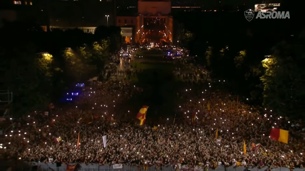 🤩 Королевский прием Дибалы в Риме: ночь, тысячи фанатов с файерами и световое шоу на «Квадратном Колизее»