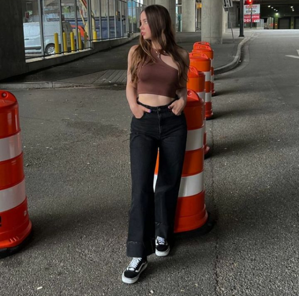 Много фото в купальниках (но есть и пара скромниц), отличная фигура после родов и тайна чемпиона. Как выглядят жены и подруги молодых топов белфутбола и хоккея