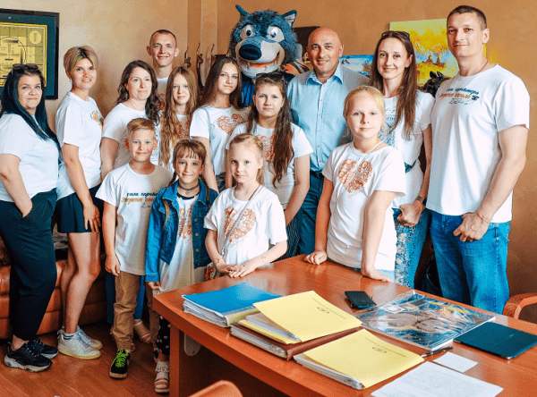 Экс-директор «Гомеля» на день вернулся на госТВ с детьми от БМЗ и маскотом хоккейных чемпионов – экскурсию провела жена силовика центра, глушившего интернет Экс-директор «Гомеля» на день вернулся на госТВ с детьми от БМЗ и маскотом хоккейных чемпионов – экскурсию провела жена силовика центра, глушившего интернет