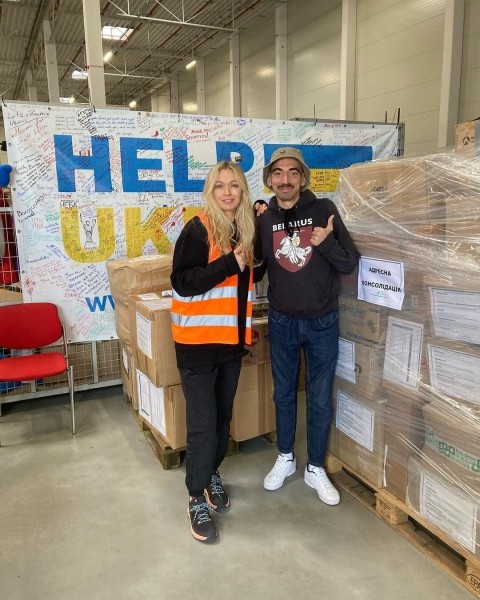 Работает в ресторане, волонтерил для украинцев, угадал с подарком Брежневой. Как дела у фаната из Бреста, покинувшего Беларусь вместо стукачества