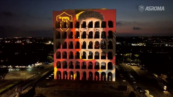 🤩 Королевский прием Дибалы в Риме: ночь, тысячи фанатов с файерами и световое шоу на «Квадратном Колизее»