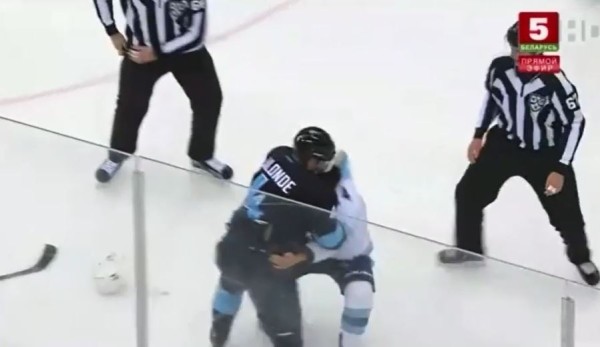 Хоккей.  Защитник минского "Динамо" Лалонд ввязался в драку с хоккеистом "Сибири"
  