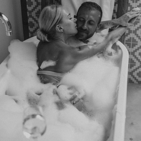 Давно мы просто не смотрели свежие фотосеты из белспорта: свадьба гандболистки с мнением, Стасевичи в ванне и схожие локации совсем разных женщин