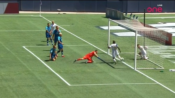 Промах года в Канаде: форвард бил по мячу, который уже пересекал линию ворот 🤯 Промах года в Канаде: форвард бил по мячу, который уже пересекал линию ворот 🤯