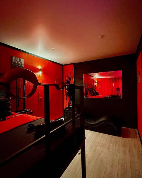 Подписавшемуся за Лукашенко футболисту выбили на поле 6 зубов, а его жена открывает в Витебске БДСМ-студию – важные события в семье Теверовых Подписавшемуся за Лукашенко футболисту выбили на поле 6 зубов, а его жена открывает в Витебске БДСМ-студию – важные события в семье Теверовых