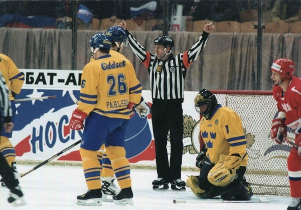 Умер некогда топ-арбитр из белхоккея: работал при угрозах оружием, получил шайбой от Цыплакова в матче Лукашенко, вернулся в профессию после ЛТП (помог Басков) Умер некогда топ-арбитр из белхоккея: работал при угрозах оружием, получил шайбой от Цыплакова в матче Лукашенко, вернулся в профессию после ЛТП (помог Басков)