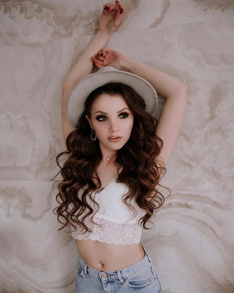 Много фото в купальниках (но есть и пара скромниц), отличная фигура после родов и тайна чемпиона. Как выглядят жены и подруги молодых топов белфутбола и хоккея