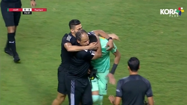 Нервный срыв вратаря после смерти брата: фанаты оскорбляли его за 5 пропущенных, он ушел с поля в слезах – и завершил карьеру