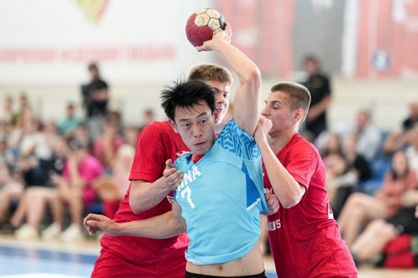 В гандболе все ближе мужской ЧБ со сборной Китая. Правда, она совсем не топ даже в Азии, проиграла Беларуси U-18, а пару игроков уже выдернули в Россию