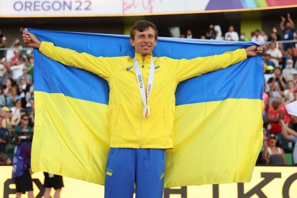 Украинского легкоатлета на пути к медали ЧМ не остановила даже война. Он тренировался в деревне подручными средствами с диким желанием побеждать Украинского легкоатлета на пути к медали ЧМ не остановила даже война. Он тренировался в деревне подручными средствами с диким желанием побеждать