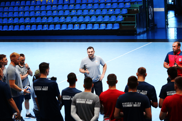 У «Мешкова» остался международный турнир – лига «Газпрома», с которым связан клубный босс. Будет новый состав – пока один игрок с Запада и много россиян У «Мешкова» остался международный турнир – лига «Газпрома», с которым связан клубный босс. Будет новый состав – пока один игрок с Запада и много россиян