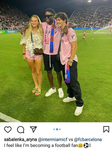 Соболенко была гостем-звездой на матче «Барсы», поддержавшей украинцев (Арина и на словах не смогла). Компания – странный баскетболист и тиктокер из футбола