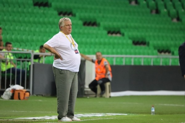 Футбол.  Сергей Ташуев: команда у нас не сбитая — практически новая. Травмы еще больше нарушили структуру игры
  