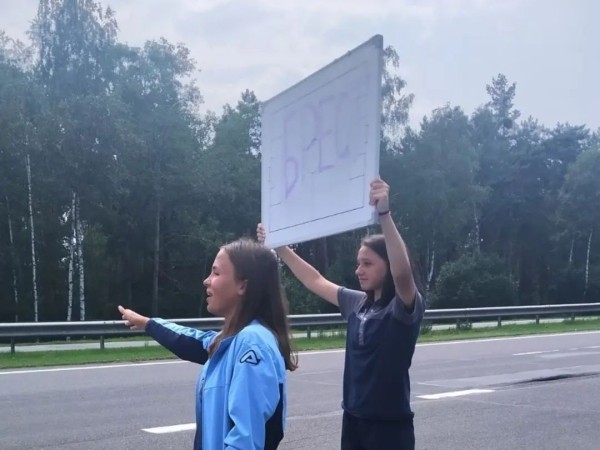 Женская команда «Днепра» занялась автостопом, чтобы добраться на матч в Брест – к стартовому свистку все-таки успели и даже крупно победили