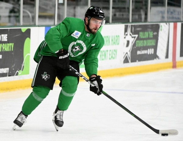 Хоккей. "Даллас" расторг контракт с белорусским нападающим Евгением Оксентюком
Хоккей. "Даллас" расторг контракт с белорусским нападающим Евгением Оксентюком