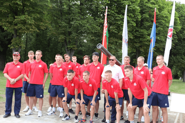 Хоккеистов и футболистов в Лиде с угрозами уволить согнали на выставку пушек – чиновник врал о «зле» из Беларуси в войну, а боссы ныли о санкциях (хотя им-то что) Хоккеистов и футболистов в Лиде с угрозами уволить согнали на выставку пушек – чиновник врал о «зле» из Беларуси в войну, а боссы ныли о санкциях (хотя им-то что)