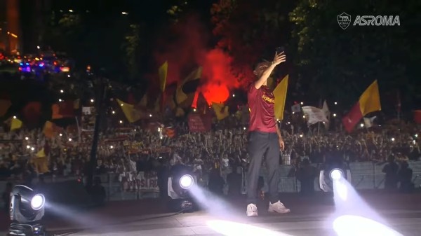 🤩 Королевский прием Дибалы в Риме: ночь, тысячи фанатов с файерами и световое шоу на «Квадратном Колизее»