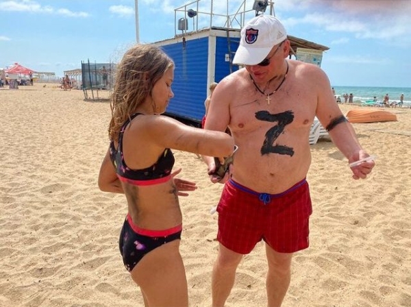 Полоцкий тренер втягивает детей в русский фашизм, а себе приписывает титулы, которых не брал – это подписант за Лукашенко, который назвал клуб своим именем Полоцкий тренер втягивает детей в русский фашизм, а себе приписывает титулы, которых не брал – это подписант за Лукашенко, который назвал клуб своим именем