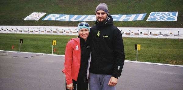 Помните культовое фото, где беларусы разувшись стояли на скамье во время акции протеста? Оказывается, там был сотрудник сборных Беларуси