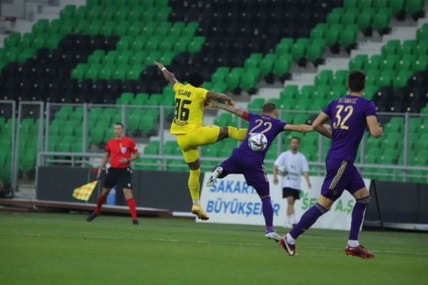 Футбол. "Шахтер" "всухую" уступил "Марибору" в ответном матче и завершил выступление в отборе Лиги чемпионов
Футбол. "Шахтер" "всухую" уступил "Марибору" в ответном матче и завершил выступление в отборе Лиги чемпионов