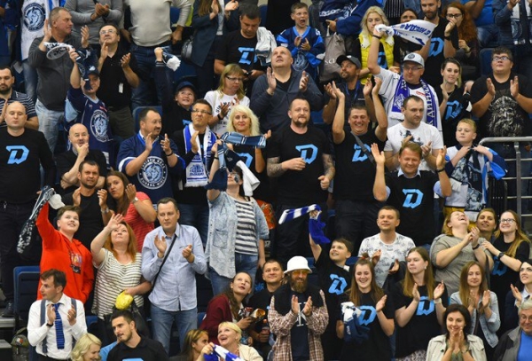 Як ходзіць на арэну нармалёвы прэзідэнт у Літве і як ходзіць Лукашэнка – проста шакавальная розніца. Тлумачыць чалавек, які глядзеў матчы з абаімі